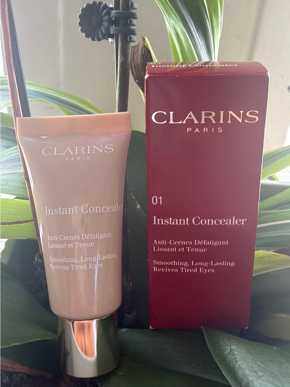 Clarins Instant Concealer 01 - Pink Beige & Burgundy Packaging